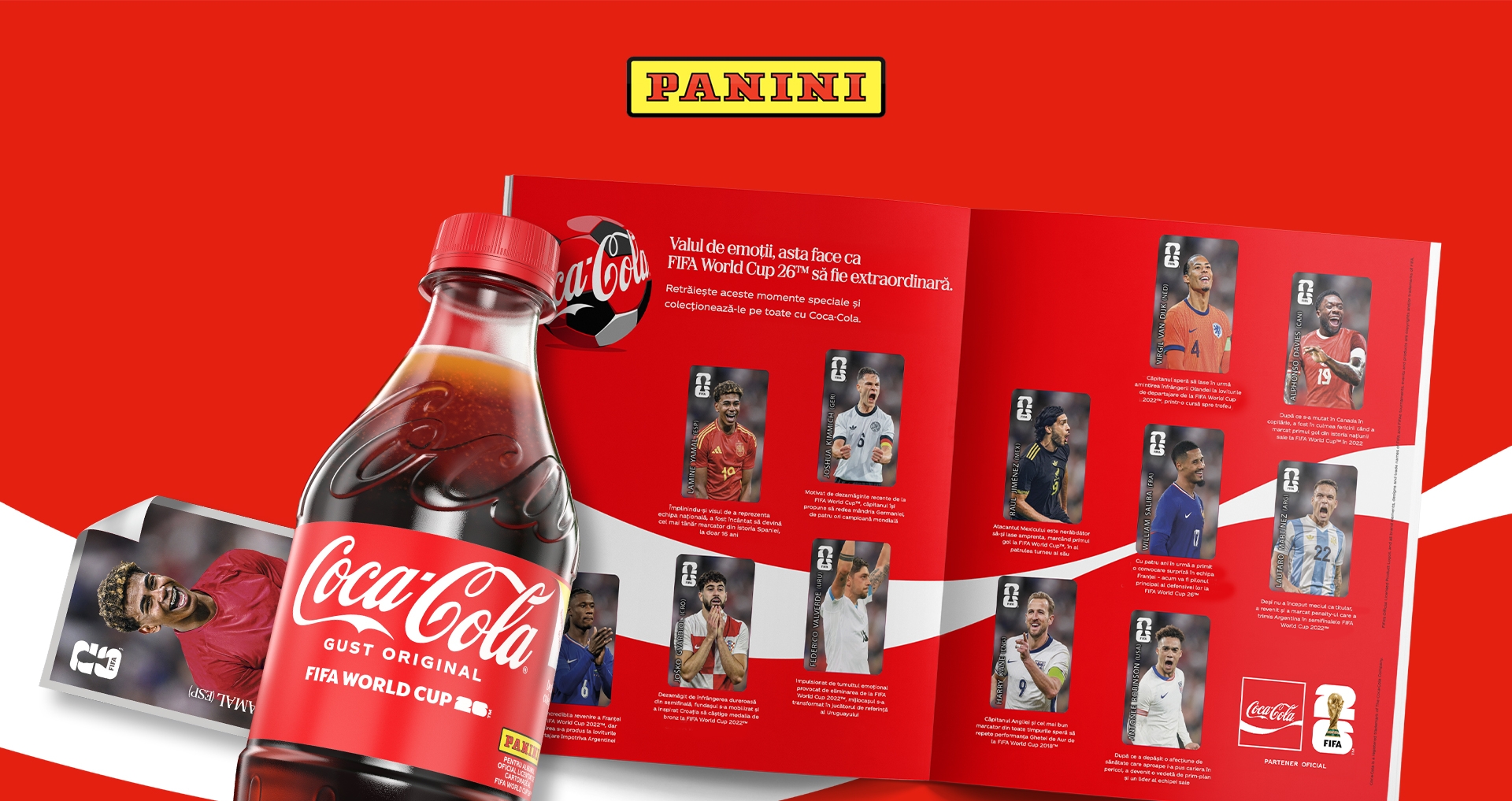 Deschideți albumul de stickere Panini-Coca-Cola cu Cupa Mondială FIFA, care afișează stickere cu mai mulți jucători pe pagini roșii cu sigla Coca-Cola.