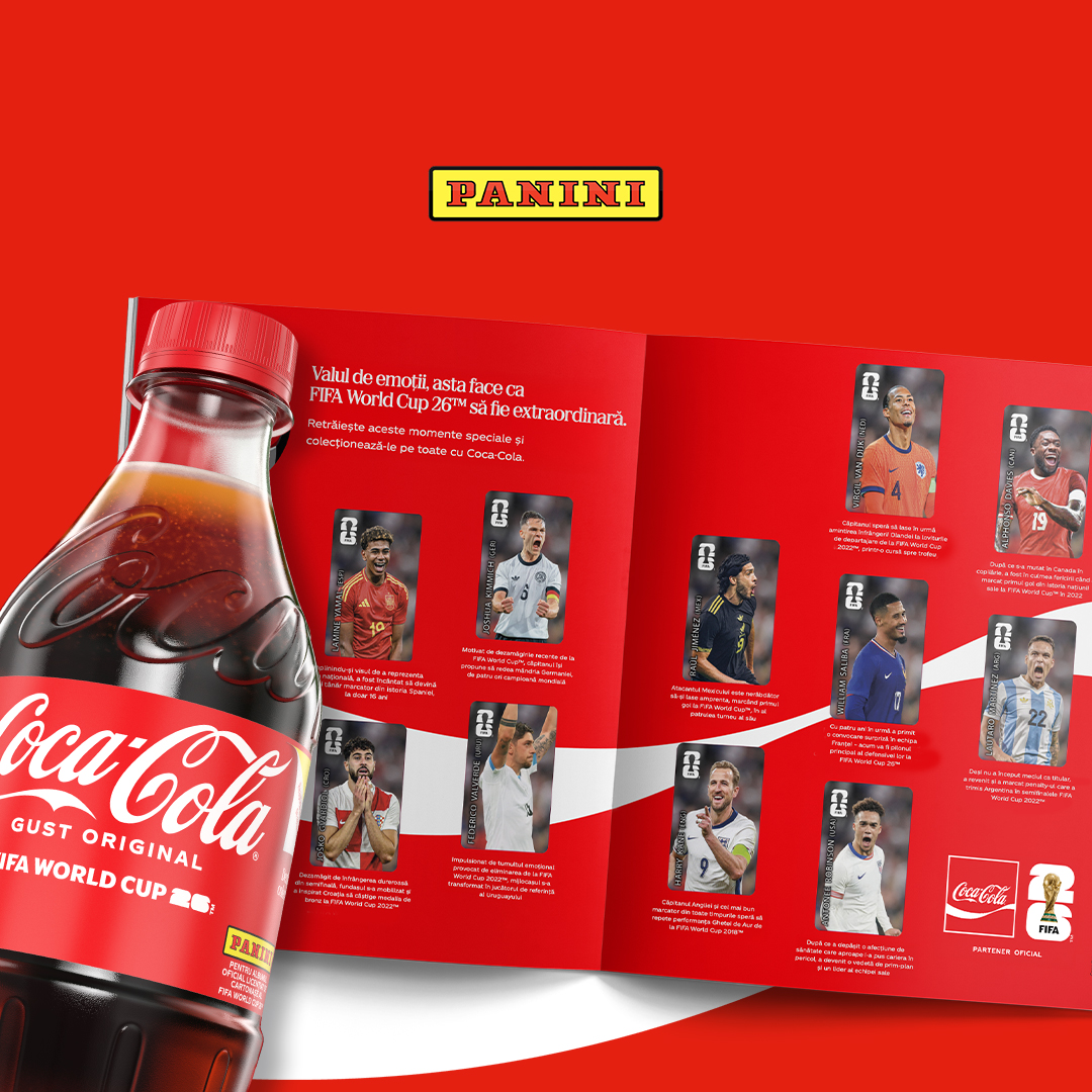 Deschideți albumul de stickere Panini-Coca-Cola cu Cupa Mondială FIFA, care afișează stickere cu mai mulți jucători pe pagini roșii cu sigla Coca-Cola.