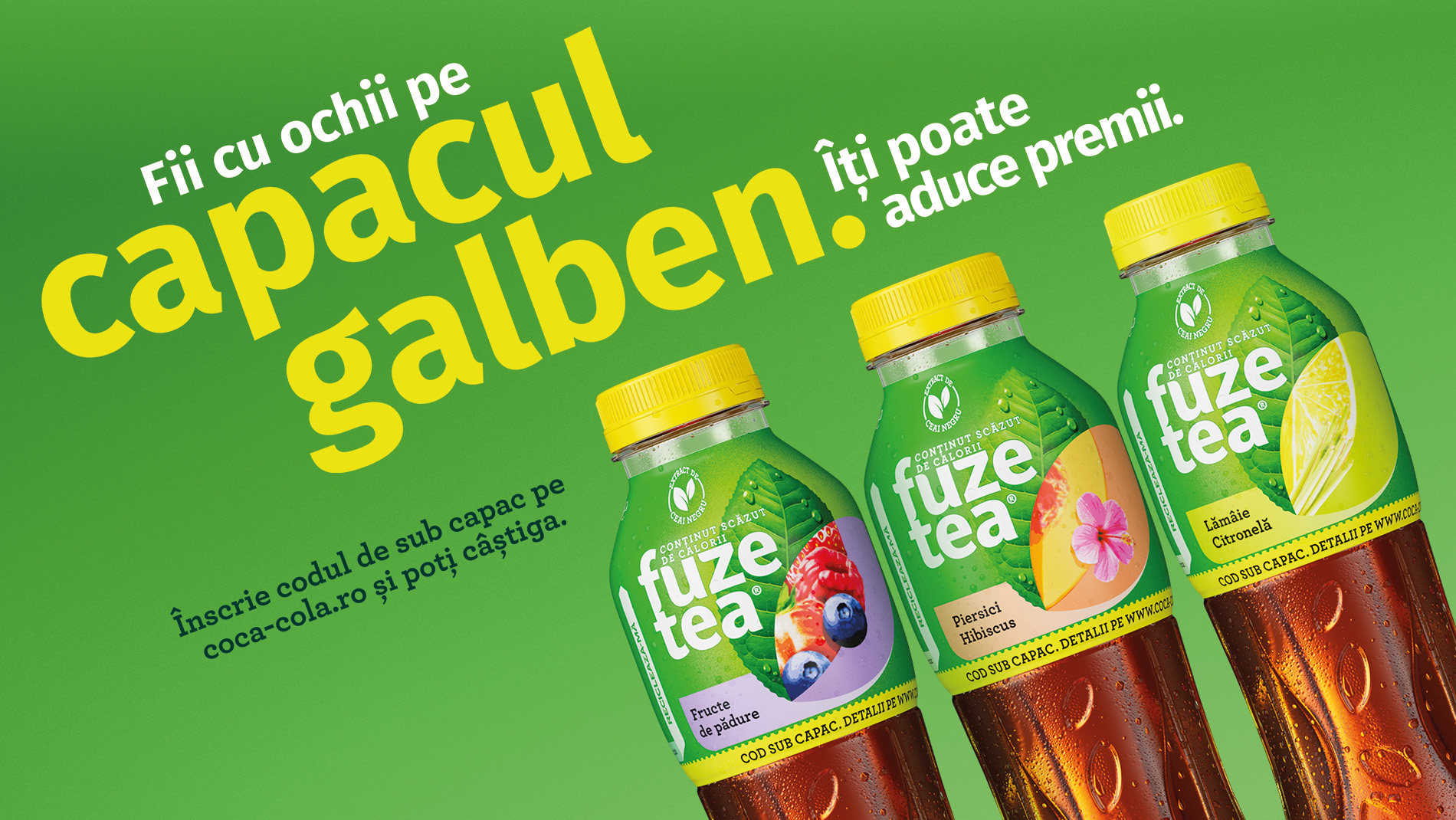 Trei sticle de Fuze Tea cu capace galbene pe fundal verde, alături de text promoțional despre concursul „capacul galben”.