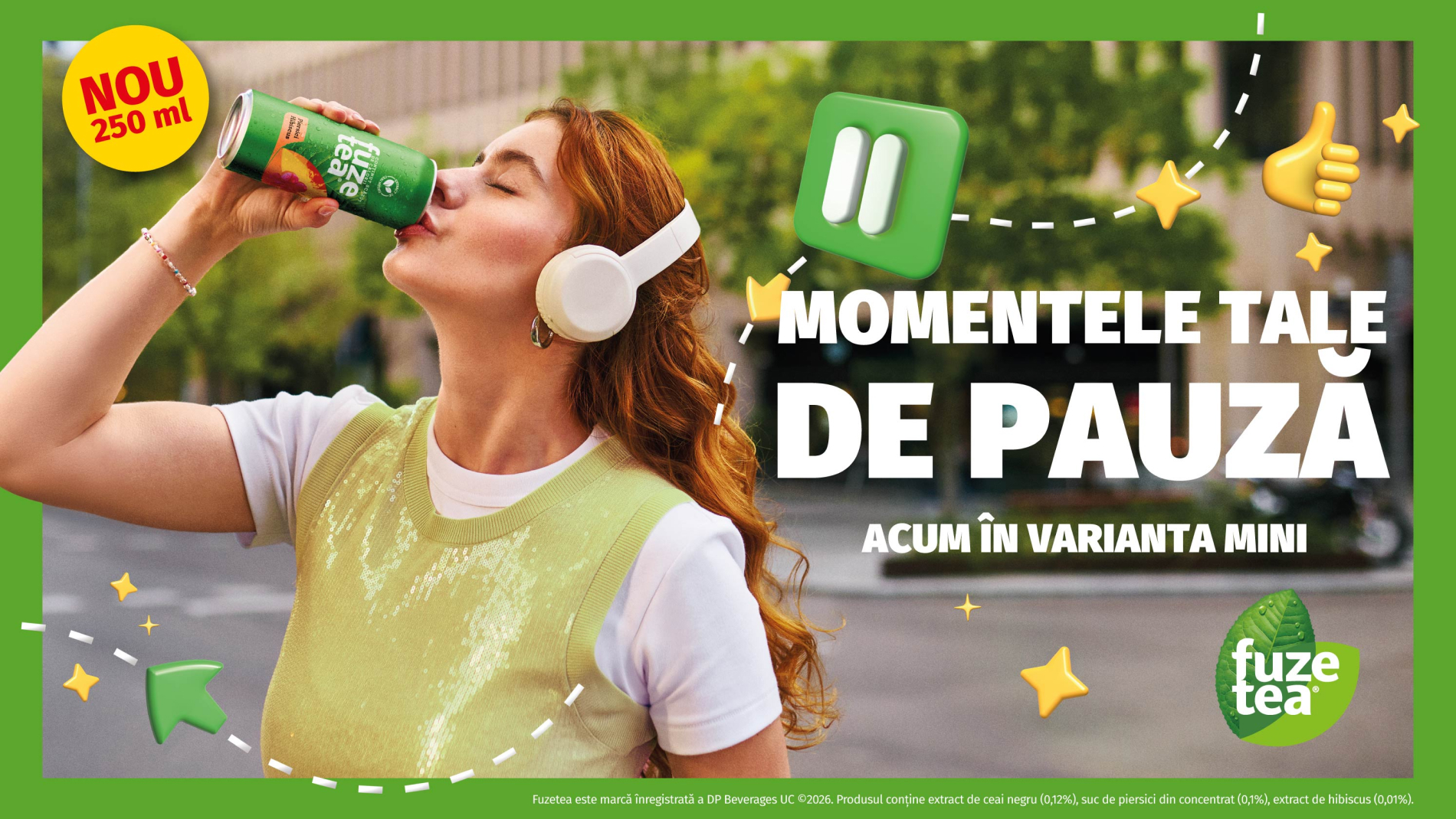 O femeie cu căști, savurând din noua cutie de ceai Fuze