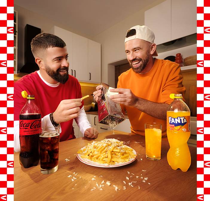 Florin Ristei si Speak savureaza o masa impreuna cu produse Coca-Cola si Fanta