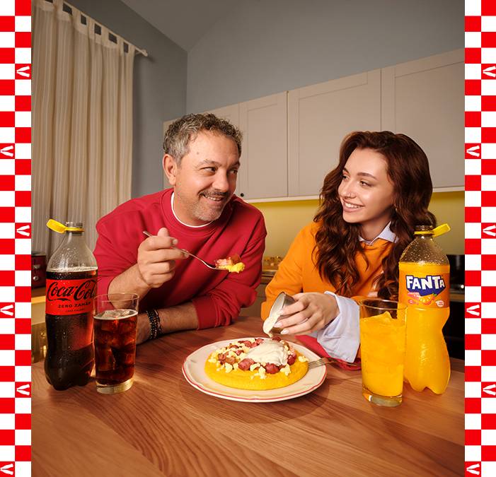 Sorin si Miruna Bontea savureaza o masa impreuna cu produse Coca-Cola si Fanta