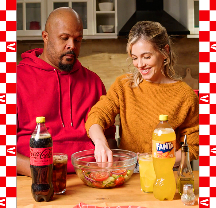 Cabral si Andreea Ibacka savureaza o masa impreuna cu produse Coca-Cola si Fanta