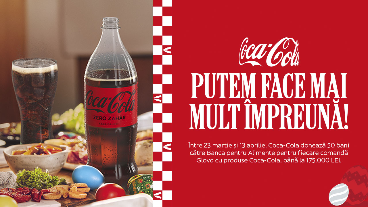 O sticla de Coca-Cola pe o masa traditionala de Paste, cu oua incondeiate