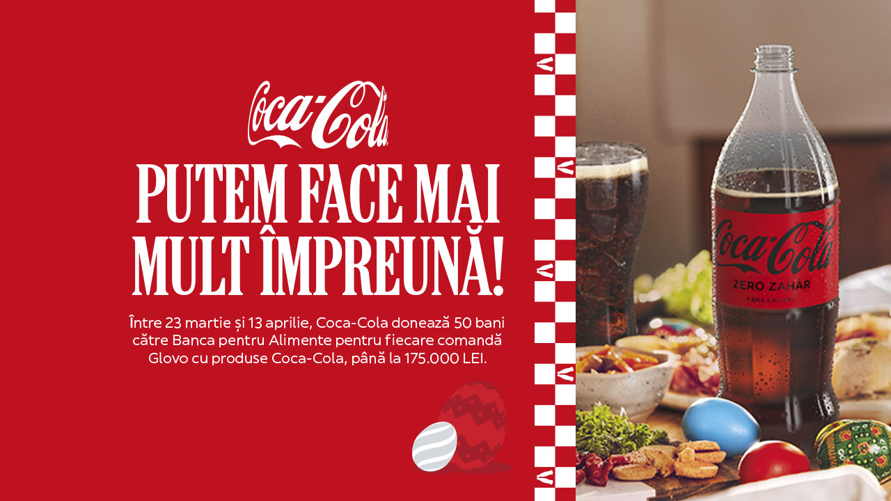 Un banner de Paște cu o sticlă de Coca-Cola Zero PET pe o masă cu ouă colorate