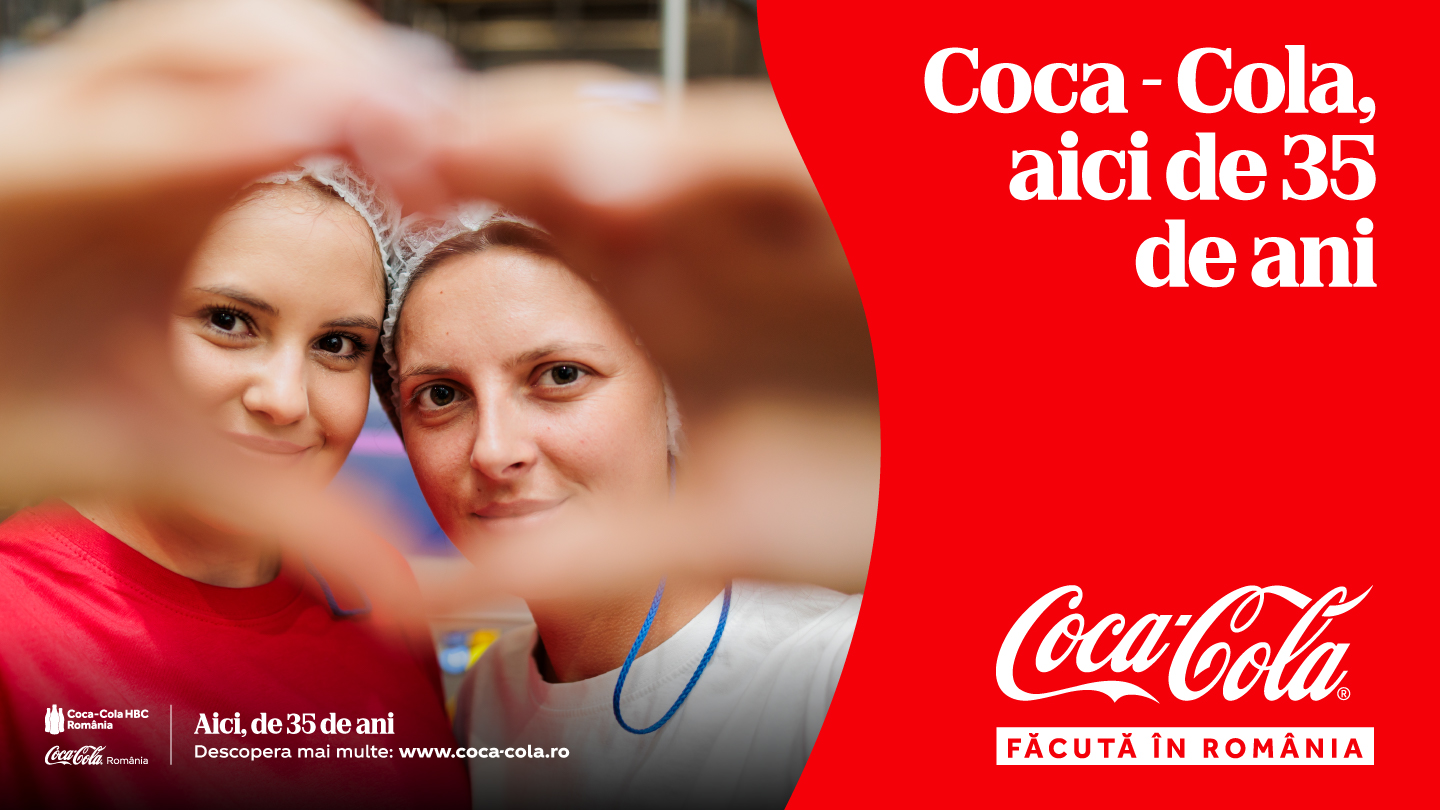 Două femei formează o inimă cu mâinile într-o reclamă Coca-Cola România.