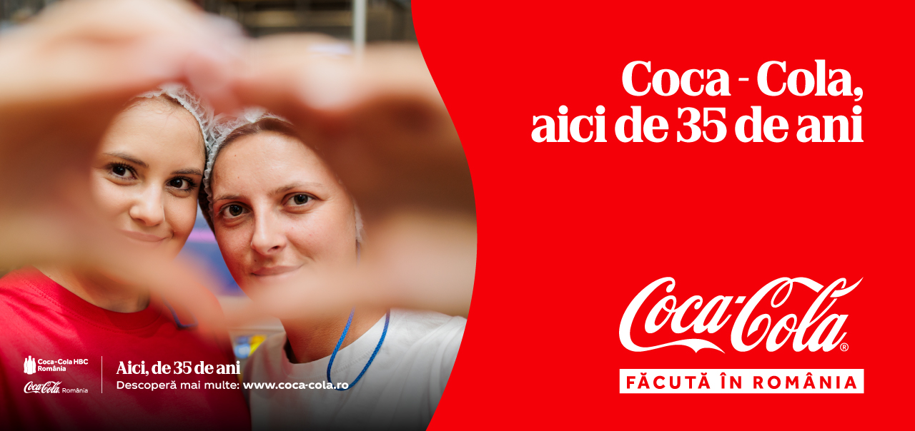 Un banner cu două femei care lucrează în sistemul Coca-Cola