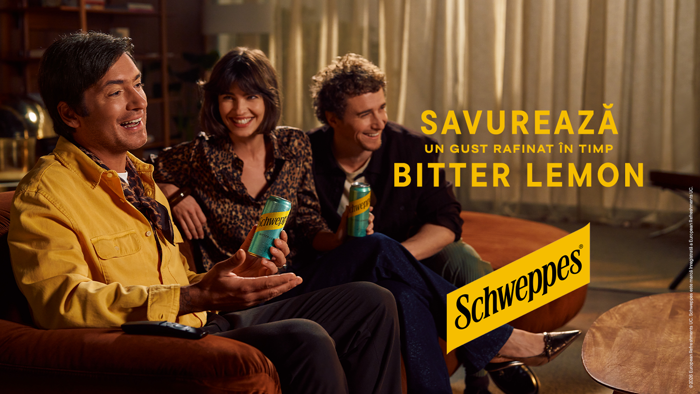 3 persoane acasă savurând Schweppes Bitter Lemon