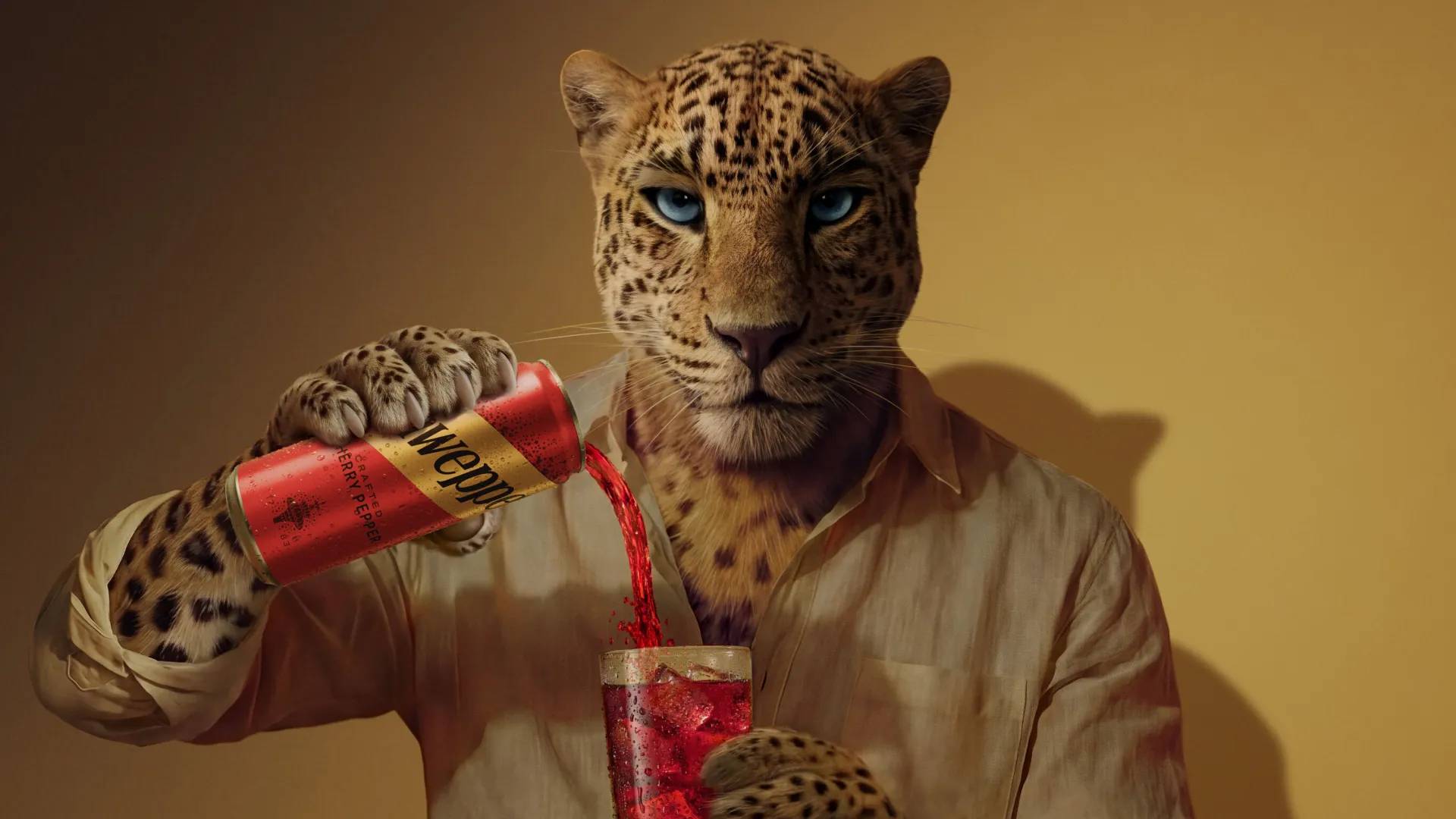 Un tigru care toarnă un pahar din noul Schweppes Sour cherry