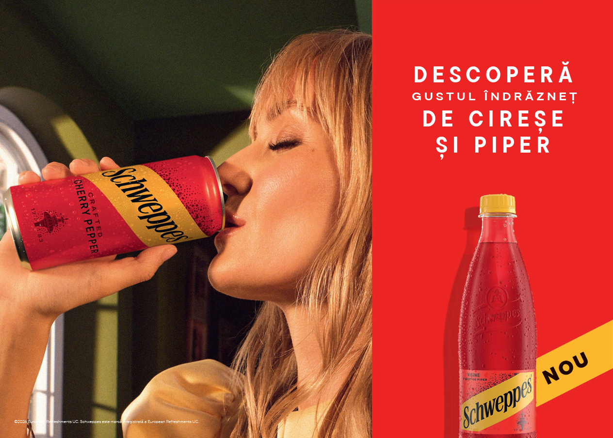 O femeie savurează o doză de băutură Schweppes cu aromă de cireșe și piper, promovată pe un fundal roșu vibrant.