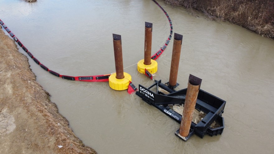 Două cordoane plutitoare dirijează deșeurile spre o instalație  Litter Trap, care captează gunoiul de la suprafața apei. 