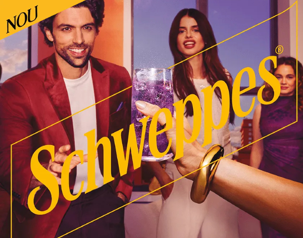 O mana intinsa cu un pahar de Schweppes Purple