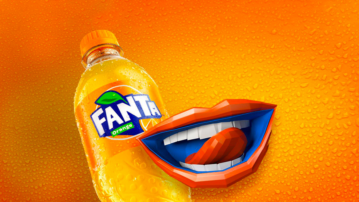 Sticlă de Fanta Portocale pe fundal portocaliu cu picături de apă, peste sticlă apare o gură desenată care se linge pe buze.
