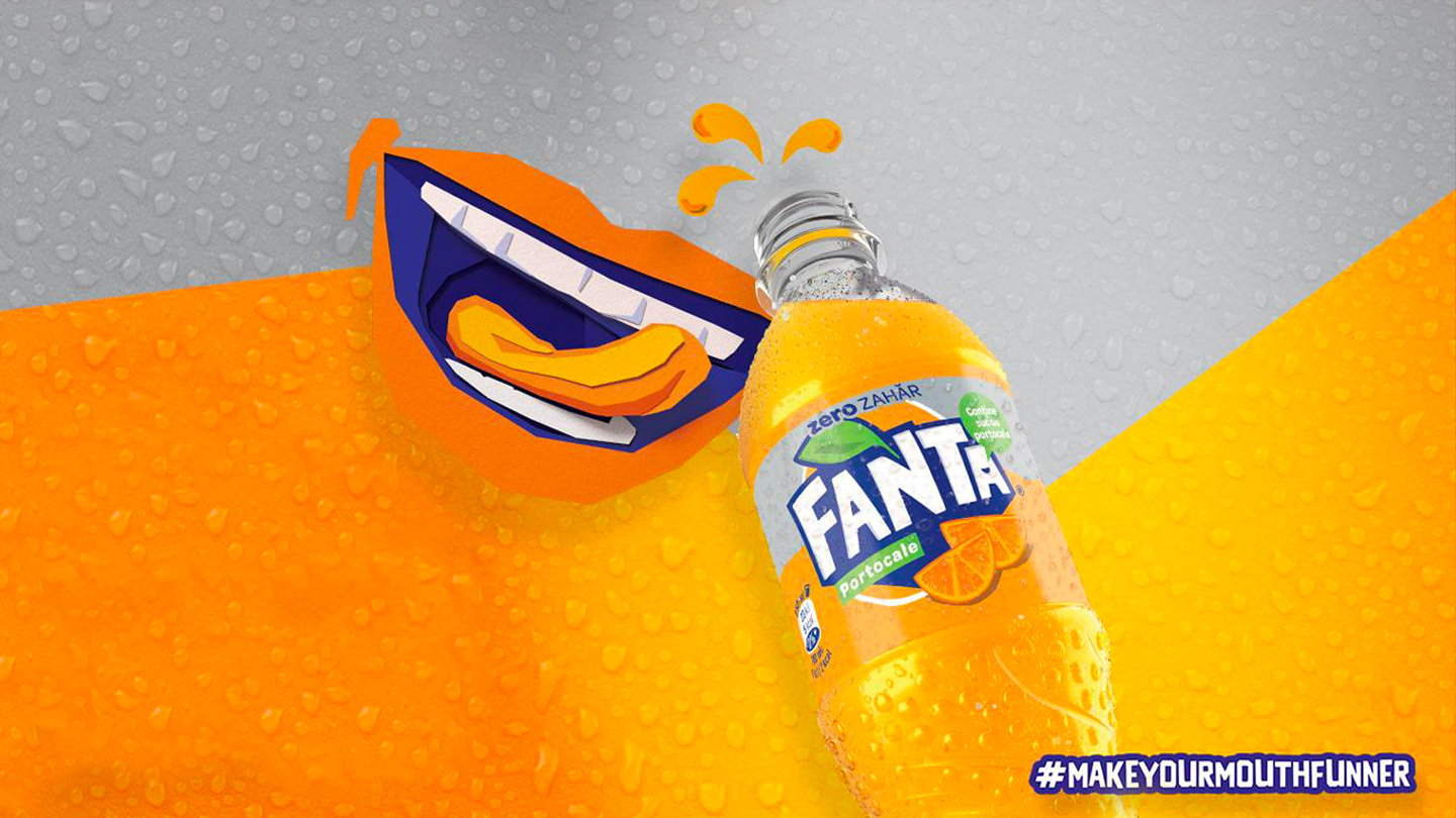 Sticlă de Fanta Zero Zahăr pe fundal gri-portocaliu cu picături de apă, o gură desenată se linge pe buze.