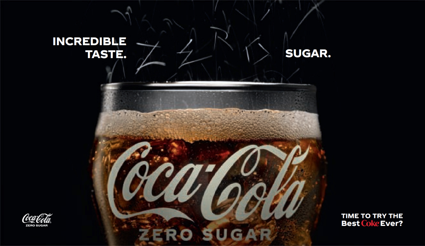 Un tănâr și o tânără, văzuți din profil, îmbrățișați, tânăra ține în mână o sticlă de Coca-Cola Zero Zahăr