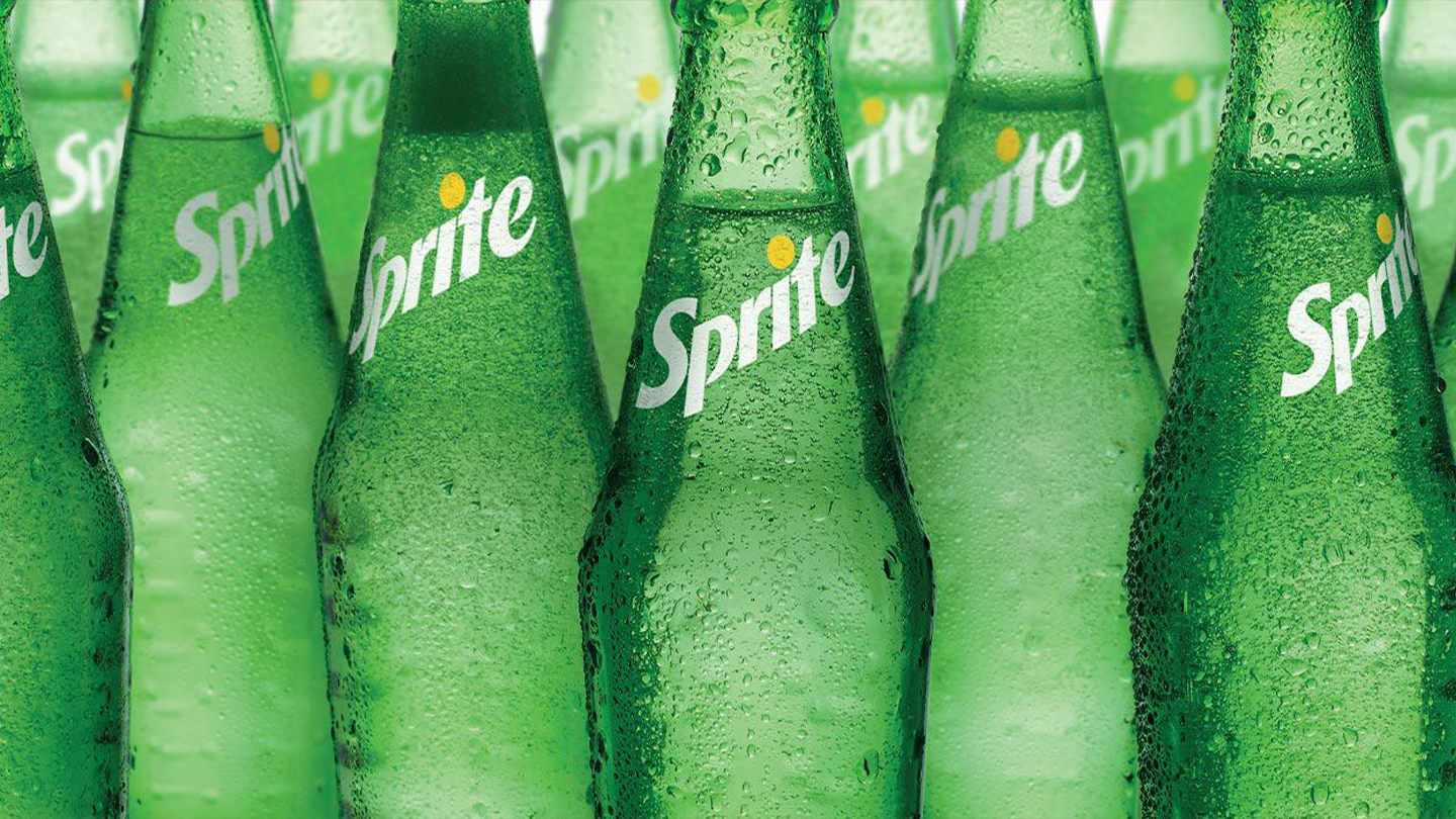 Sticle reci de Sprite aranjate pe mai multe rânduri