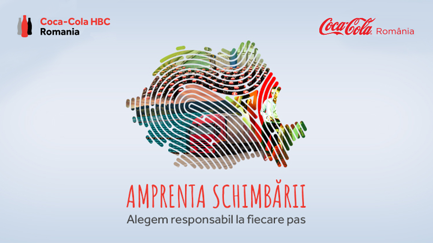 Textul Amprenta Schimbării sub o amprentă digitală în forma hărții României, prin care se văd scene din fabricile Coca-Cola.