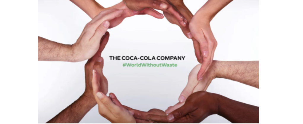 Mai multe mâini formează un cerc cu palmele, în cerc scrie „The Coca-Cola Company #WorldWithoutWaste”