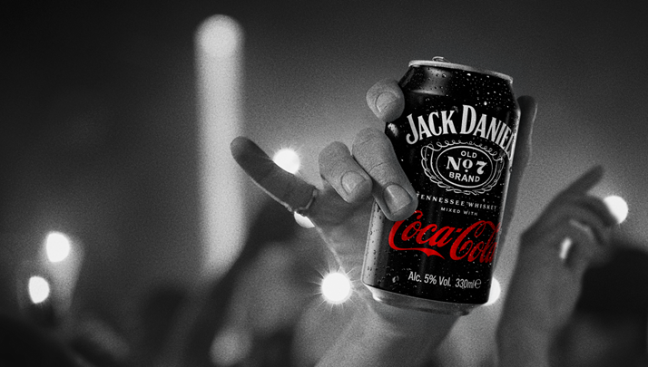 Sticle de Powerade Mountain Blast si Powerade Gust de Portocale roșii