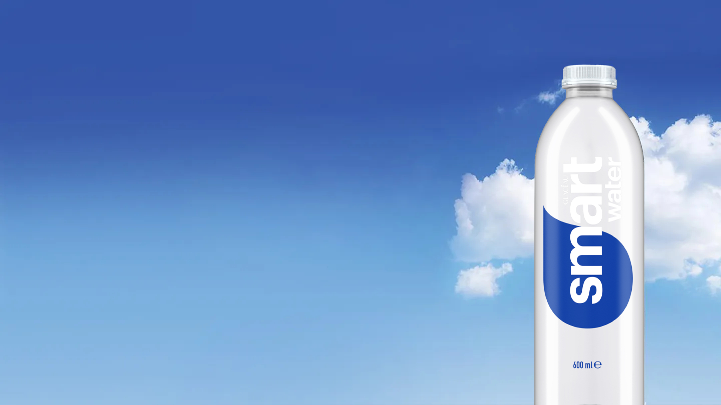 Sticlă de Smartwater pe fundalul unui cer senin, cu mici nori albi