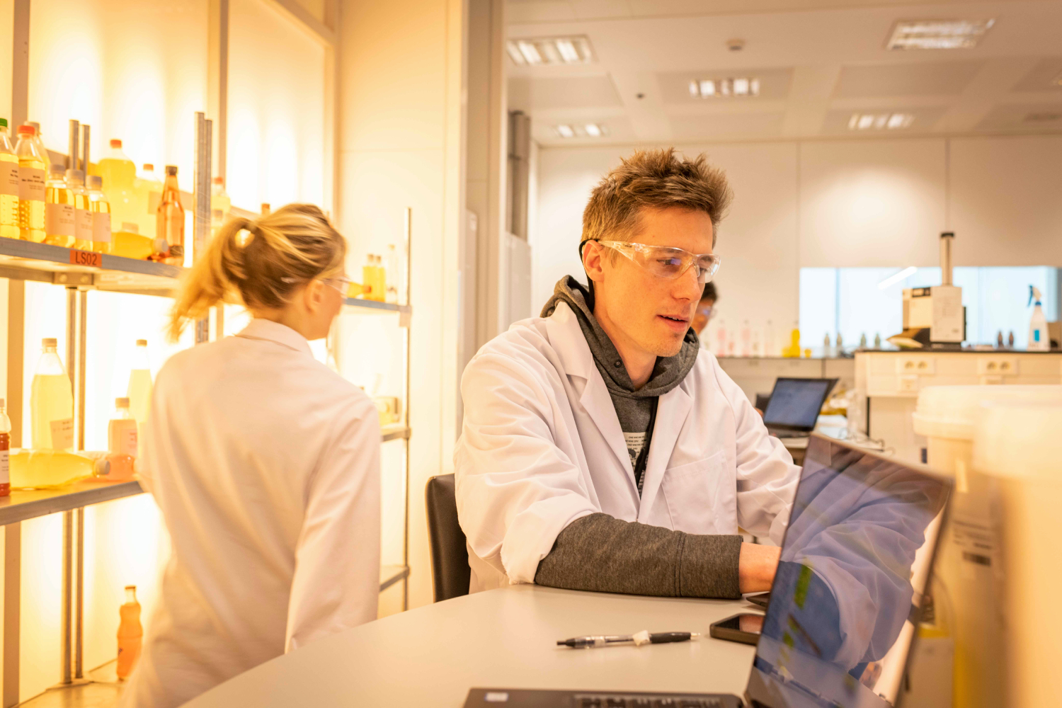 Doi cercetatori in laboratorul The Coca-Cola Company. Credit: Rudi van Beek for Coca-Cola in Europe