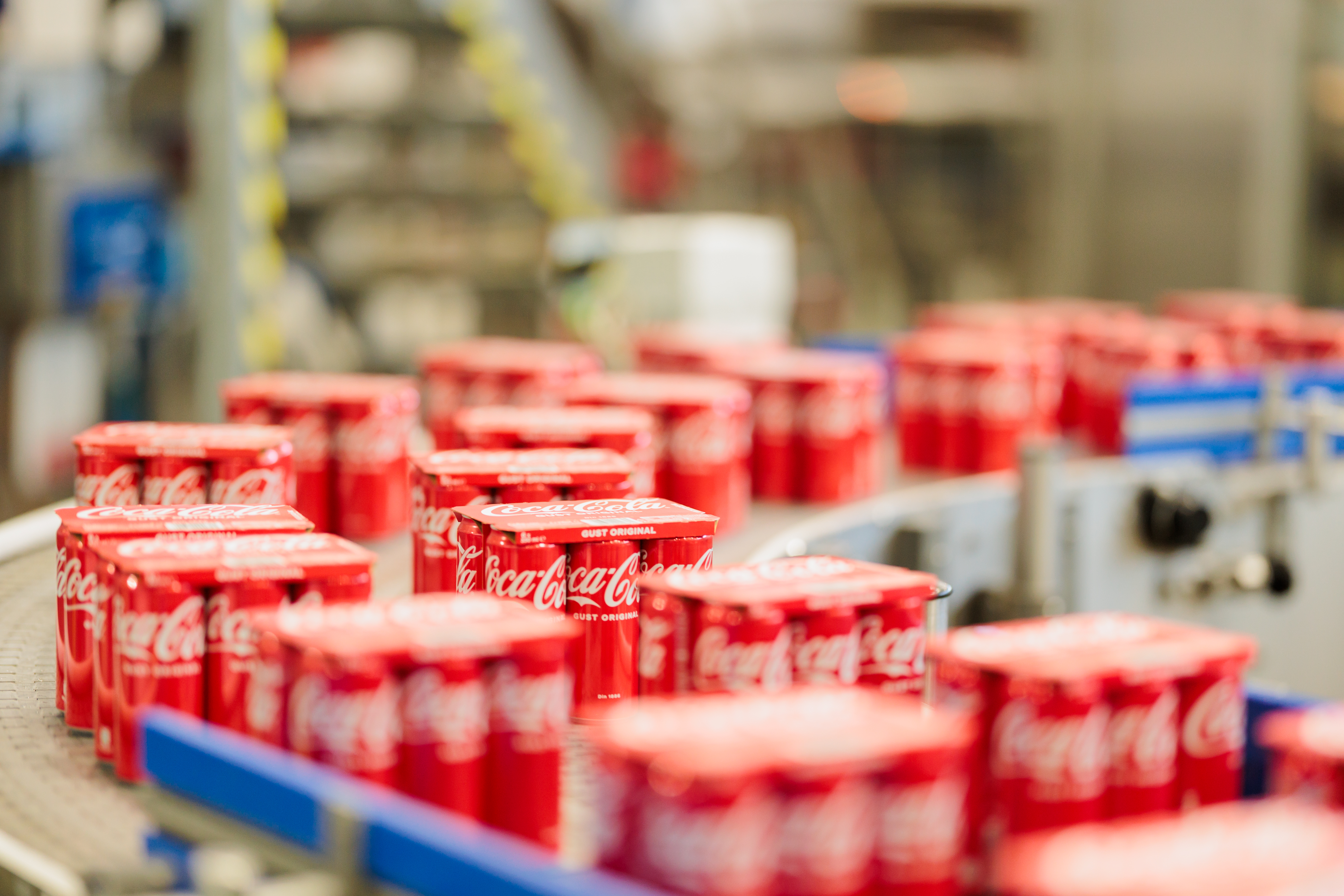 Doze roșii de Coca-Cola în proces de producție