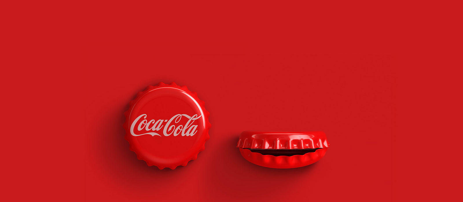 Capac metalic Coca-Cola alături de un altul, îndoit în formă de gură