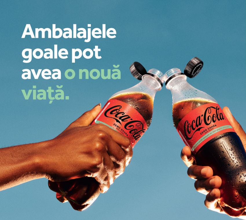 Casă într-un luminiș în junglă pădure, la marginea luminișului sunt panouri cu litere care formează cuvintele Coca Cola.