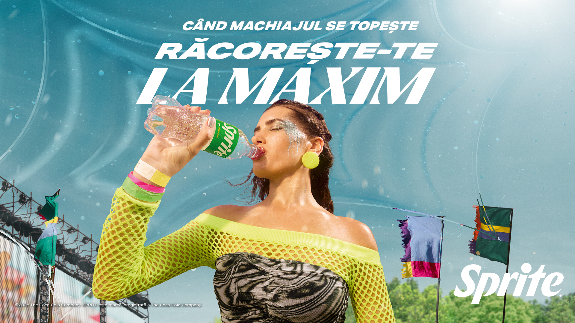 Femeie care bea dintr-o sticla de Sprite si sloganul Cand machiajul se topeste, racoreste-te la maxim