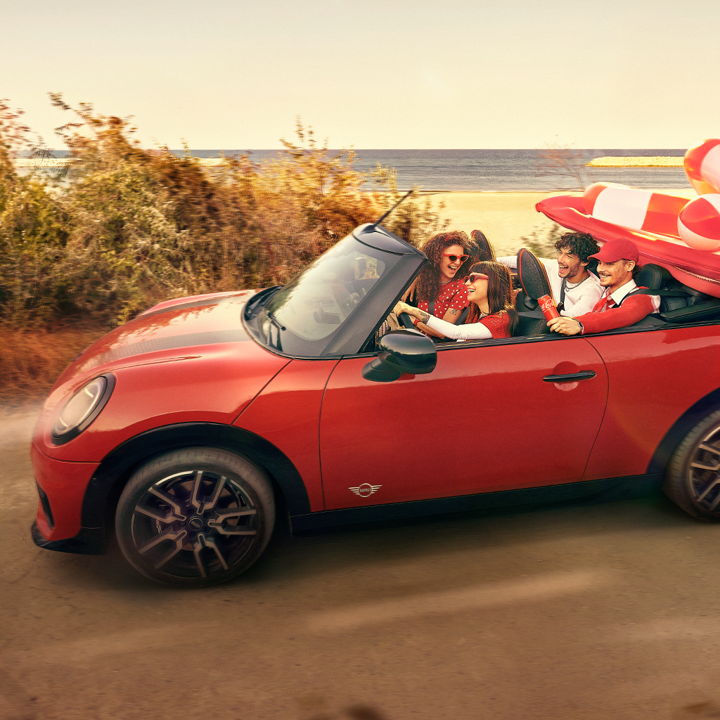 Patru prieteni intr-o masina Mini Cooper decapotabila