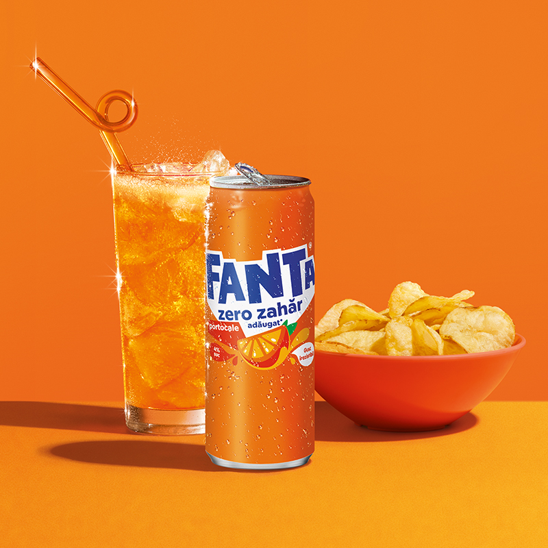Doza de Fanta Portocale  alaturi de un bol de chipsuri