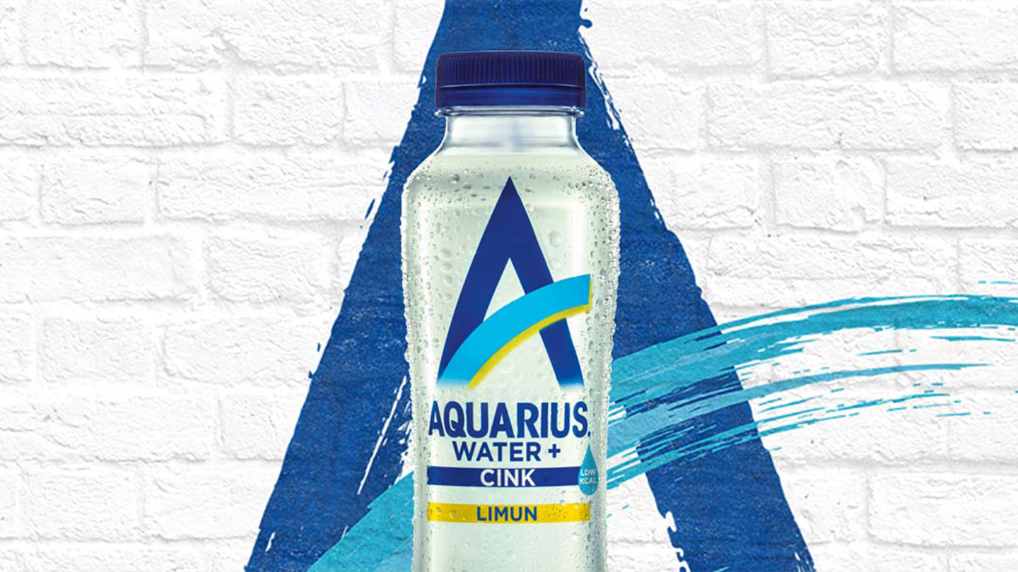 Aquarius flašica sa logom na pozadini od belih cigli