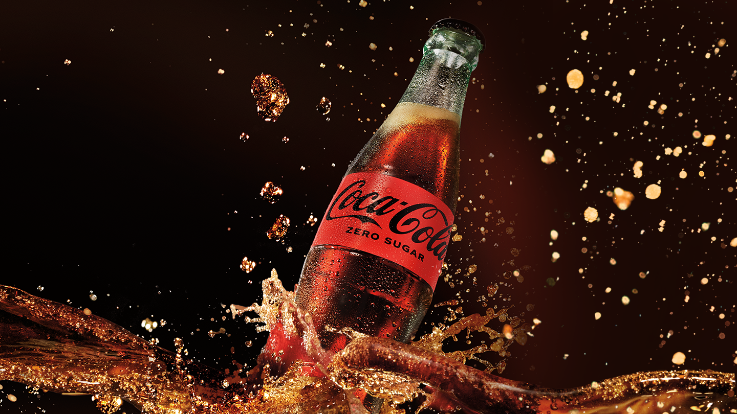 coca-cola zero sugar baner sa crvenom pozadinom, limenkom i crnim logom
