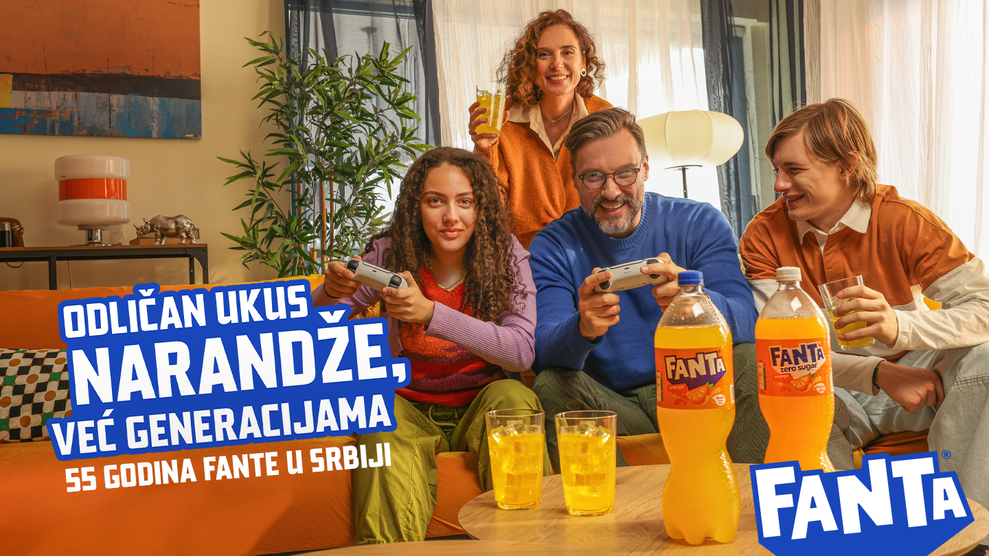 Porodica sedi u dnevnoj sobi, igra video‑igre i uživa u piću, dok je flaša Fante od narandže istaknuta u prvom planu kao simbol zajedničkih trenutaka i odličnog ukusa.