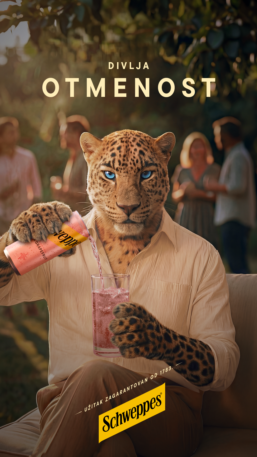 Leopard okrenut ka kameri, sedeo je prekrštenih nogu, sipajući konzervu Šveps kraft višnje sa peperonijem u čašu sa ledom. Napolju, ljudi se druže u pozadini.