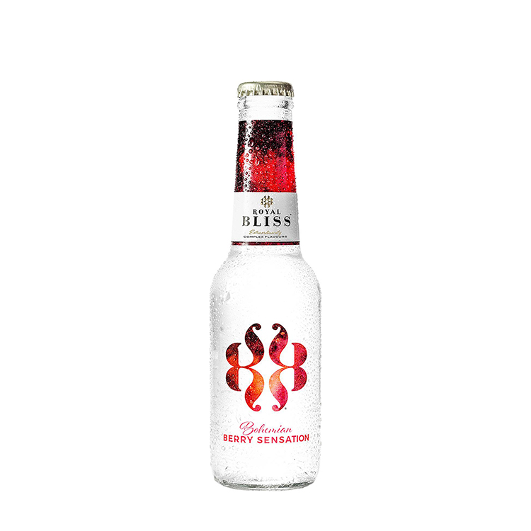En glasflaska med Royal Bliss Bohemian Berry Sensation