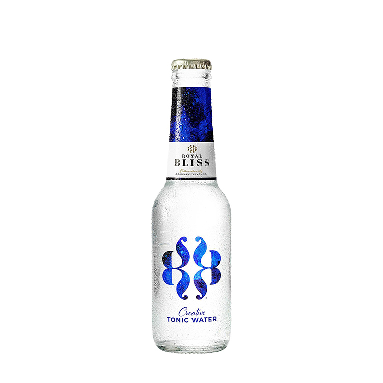 En glasflaska med Royal Bliss Creative Tonic Water