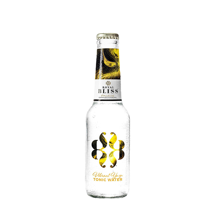 En glasflaska med Royal Bliss Vibrant Yuzu Tonic Water