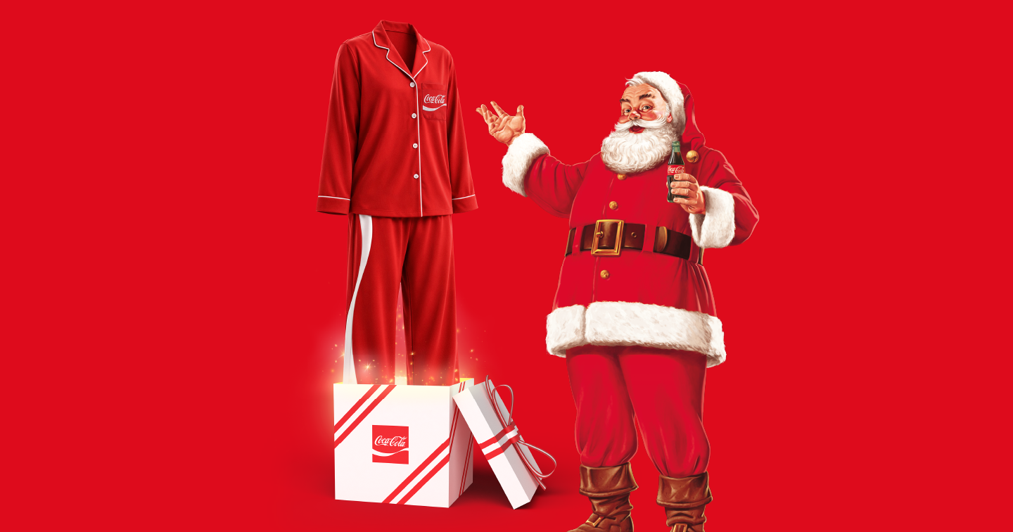 Illustration på röd bakgrund med Coca-Cola-tema. Ett rött pyjamasset med vit kant står ovanpå vita presentförpackningar med Coca-Cola-logotyp. Bredvid står jultomten i klassisk röd dräkt, håller en Coca-Cola-flaska och vinkar med ena handen.