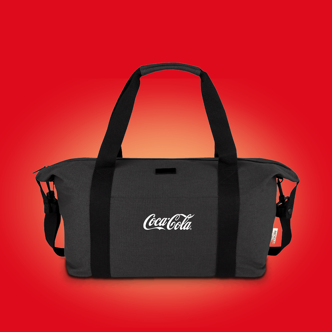 En svart Coca-Cola-väska med långa handtag och vit logotyp visas mot en röd bakgrund med gradienteffekt.