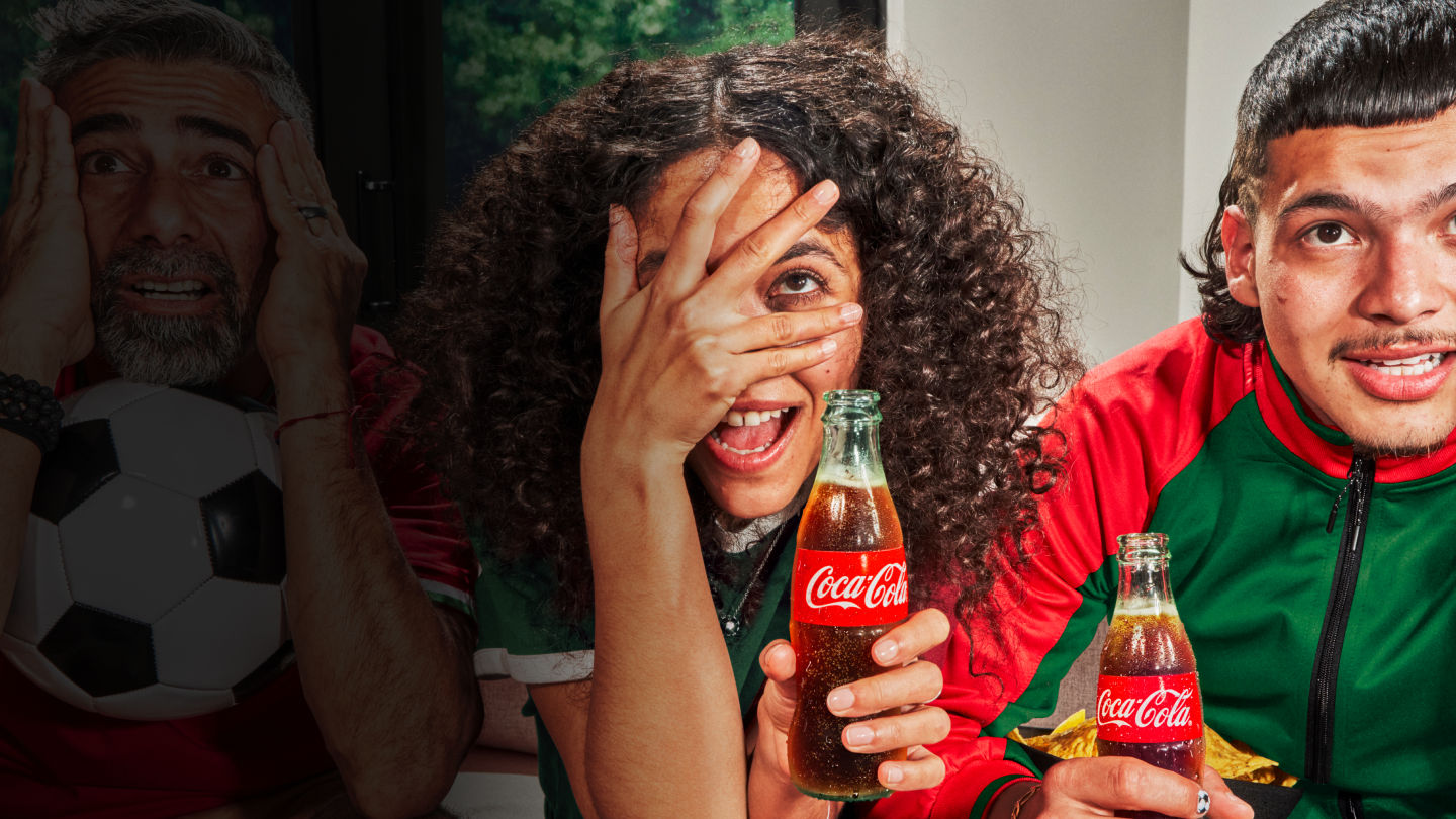 En kvinna och en man som håller i varsin Coca-Cola flaska 