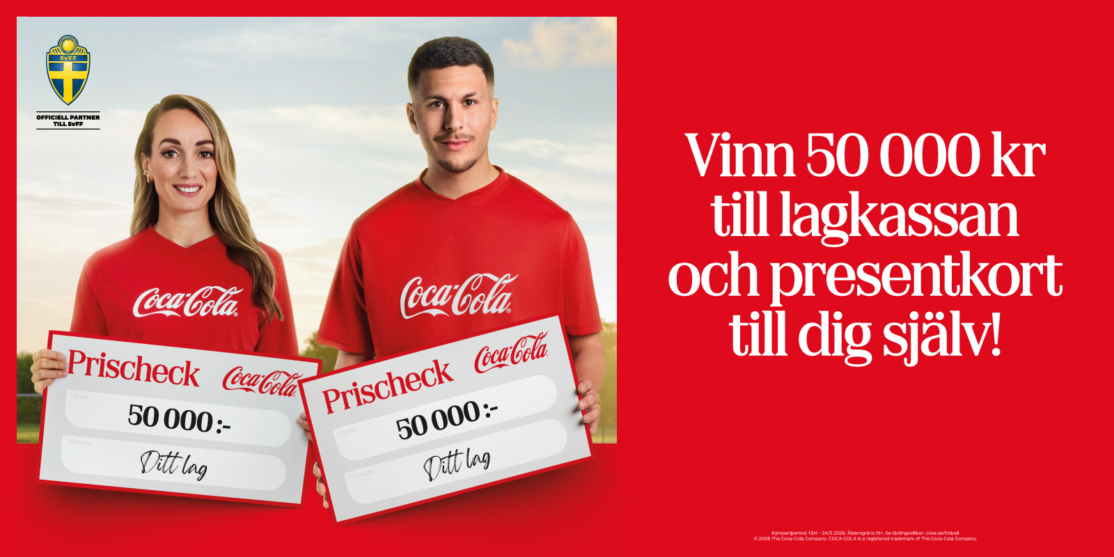 Reklambild i röd färgskala från Coca‑Cola. Två vuxna personer i röda Coca‑Cola‑tröjor står utomhus och håller varsin prischeck på 50 000 kronor med texten ”Ditt lag”. Till höger står texten: ”Vinn 50 000 kr till lagkassan och presentkort till dig själv!”. Uppe till vänster syns Svenska Fotbollförbundets märke med texten ”Officiell partner till SvFF”.