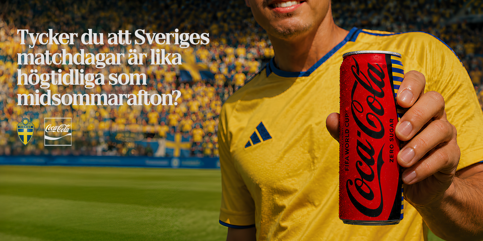 En person i gul svensk fotbollströja håller upp en röd burk Coca‑Cola Zero Sugar på en fullsatt arena med gulblå publik i bakgrunden. Till vänster syns texten: ”Tycker du att Sveriges matchdagar är lika högtidliga som midsommarafton?” samt Svenska fotbollförbundets och Coca‑Colas logotyper.