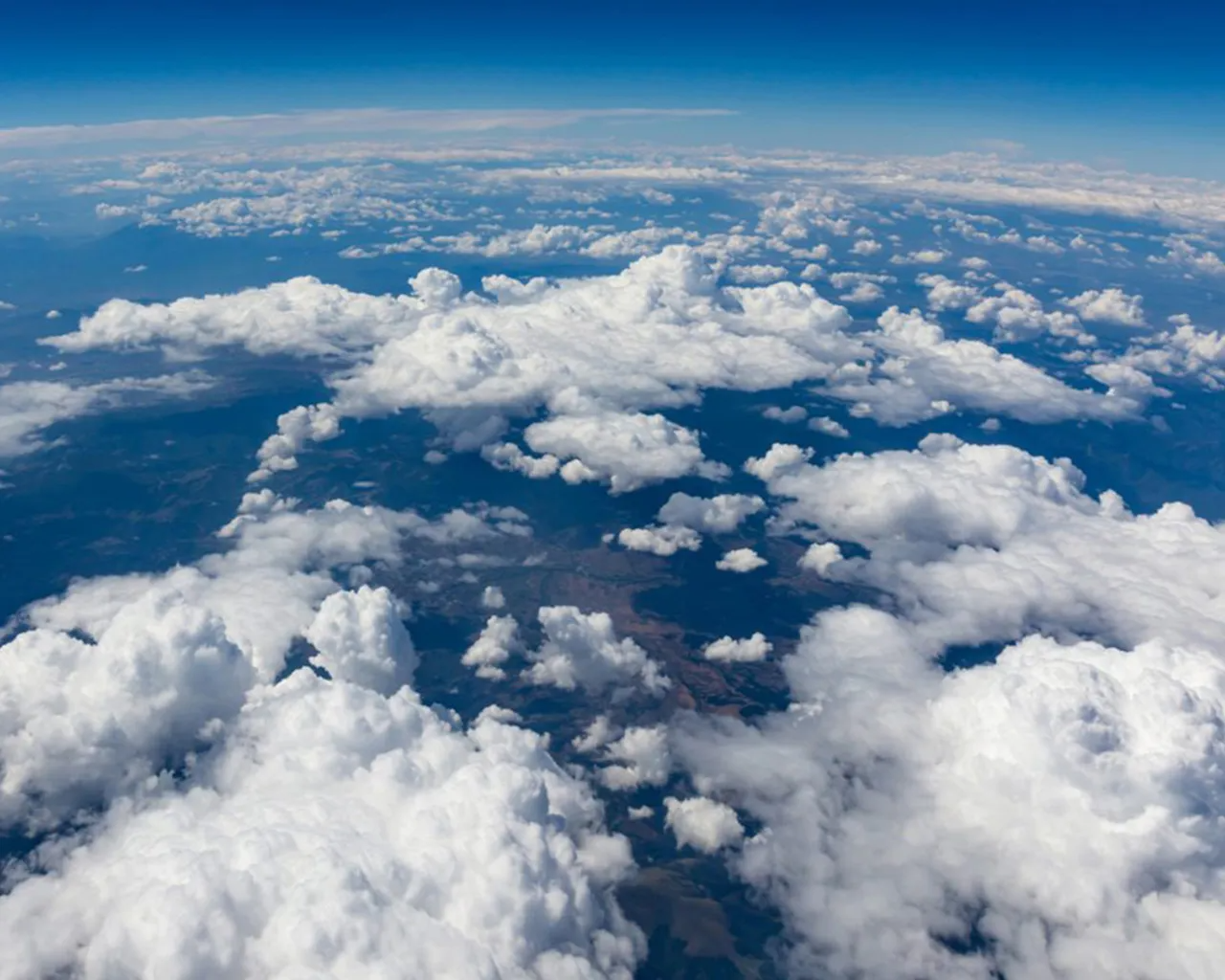 Vita moln från ett flygplans perspektiv