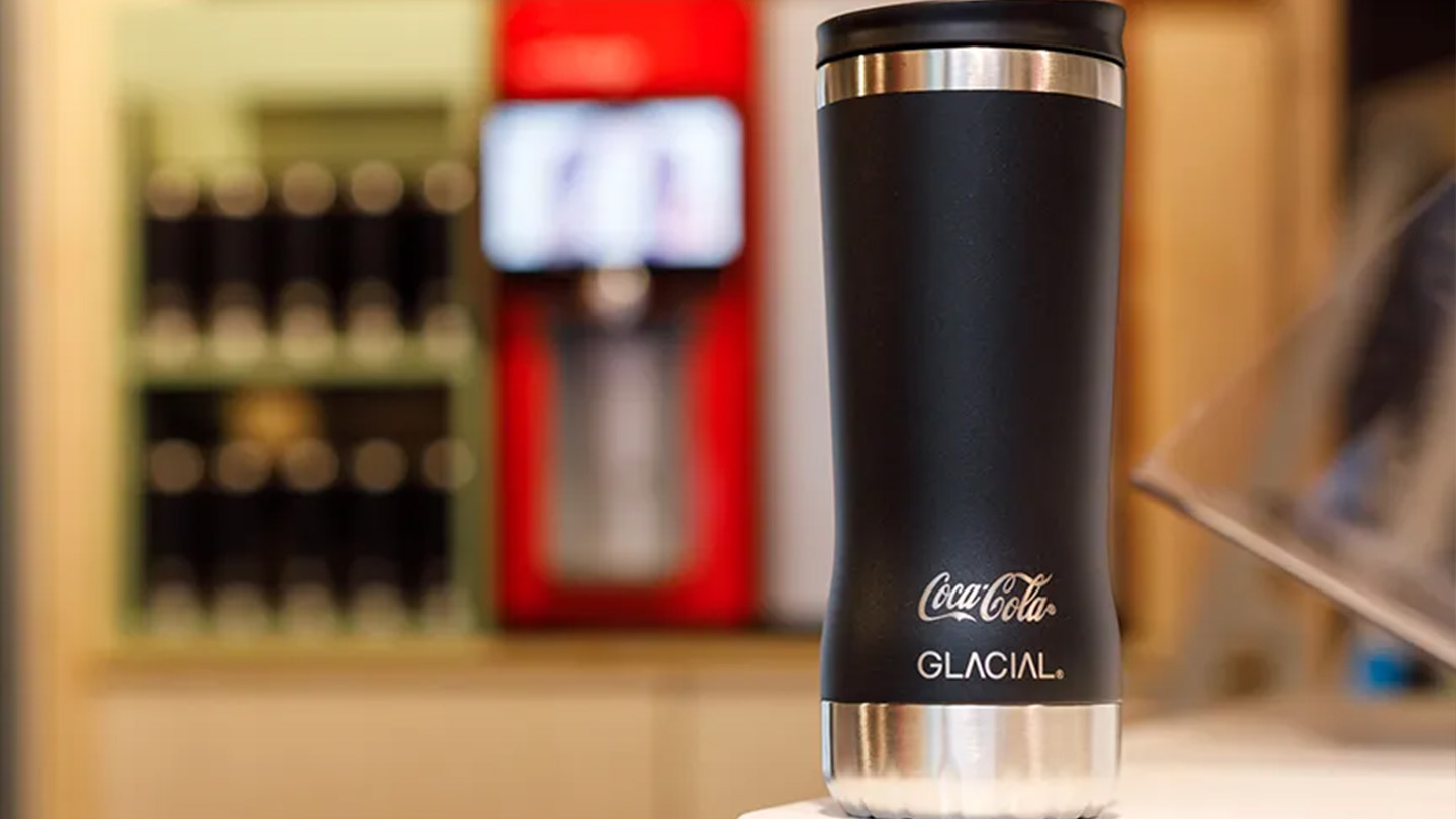 Påfyllningsbara dryckesbehållare från GLACIAL håller din läsk från Coca‑Cola kall i upp till 12 timmar. 