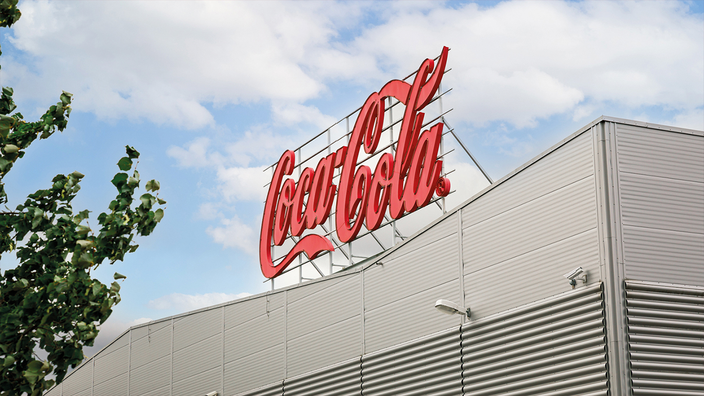 Coca-Cola-skylten på Sveriges produktionsanläggning i Jordbro