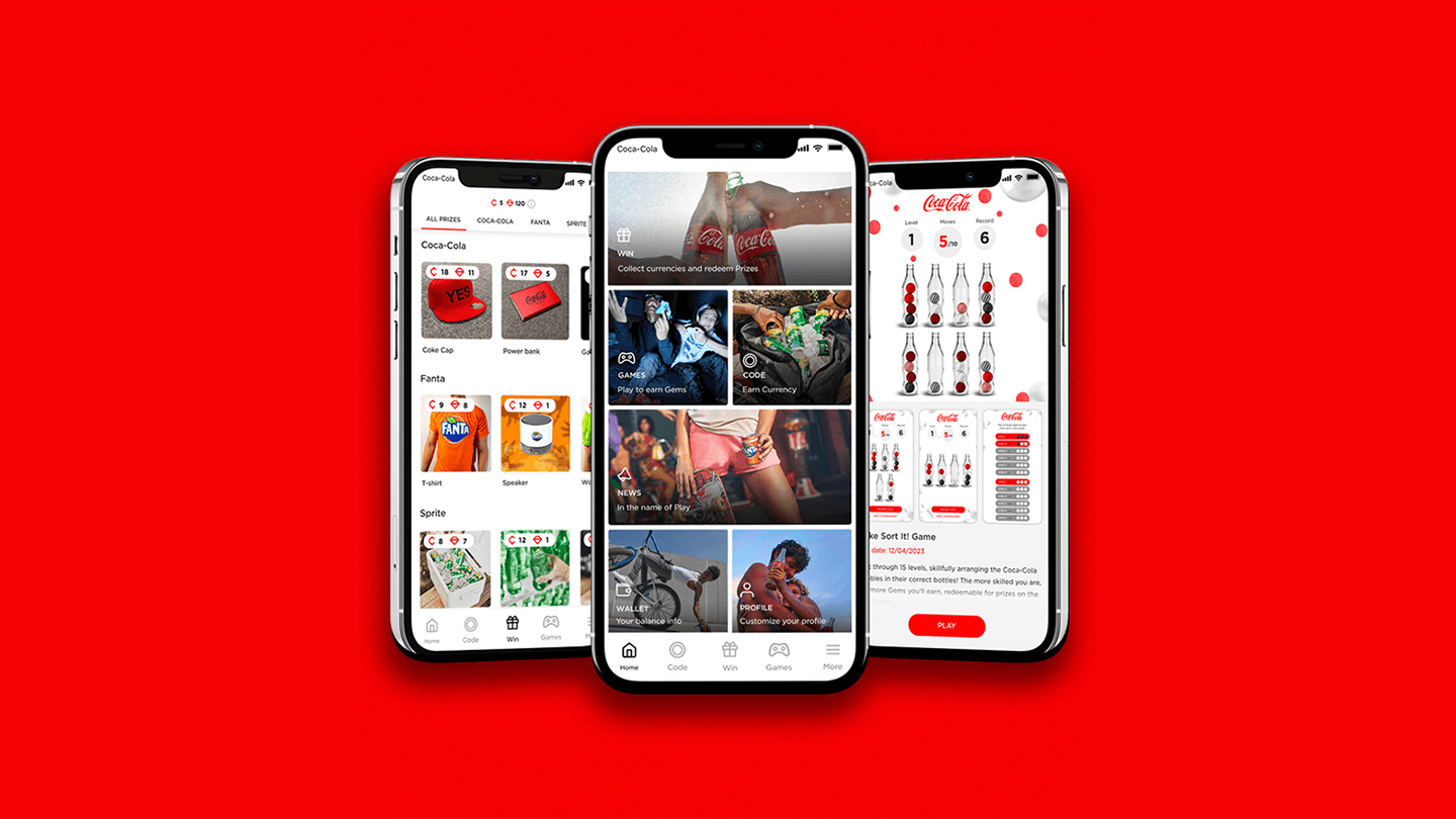 Tre smartphones visar innehåll från Coca-Cola-appen