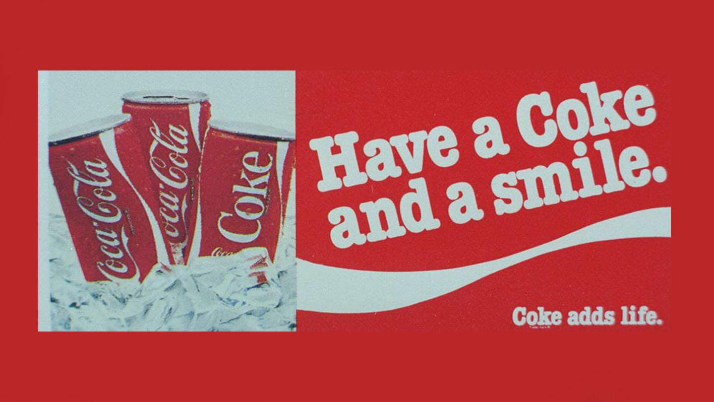 Läskburkar med en av Coca-Colas bästa slogans genom åren: Have a Coke and a smile.