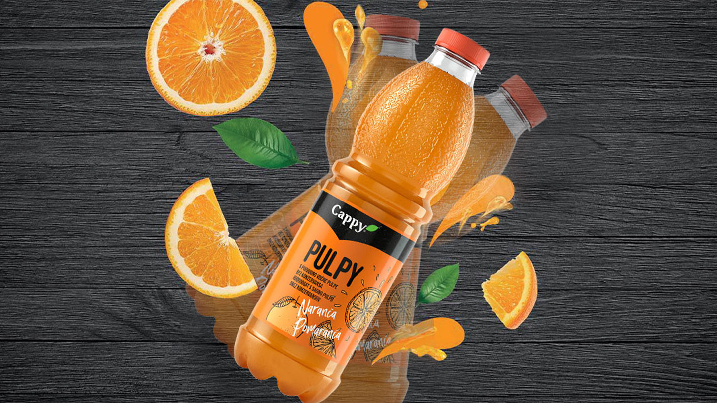 Slika, ki prikazuje vrtečo se plastenko Pulpy Orange z rezinami pomaranče, ki jo obkrožajo.
