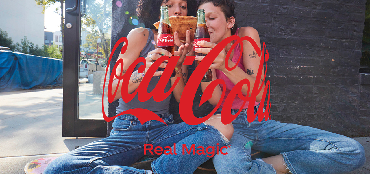 Dve ženski se sproščata ob steklenici Coca-Cole